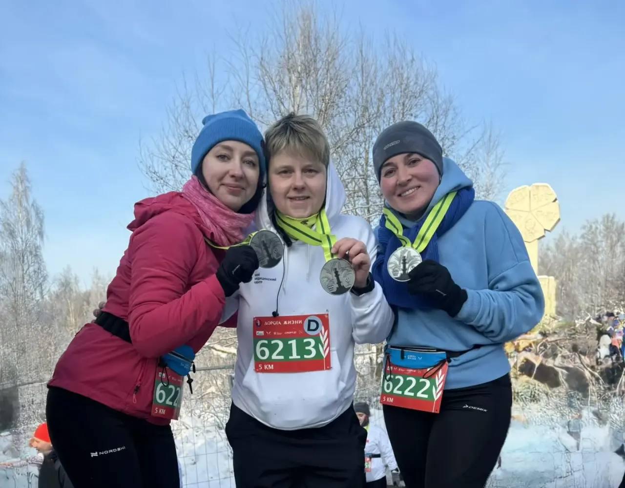 Члены Спортивного клуба ГК «ММЦ» — участники зимнего марафона «Дорога жизни»