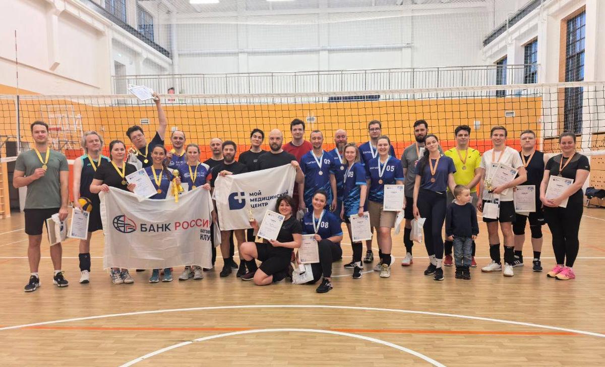 Члены Спортивного клуба ГК «ММЦ» — участники товарищеского турнира по волейболу