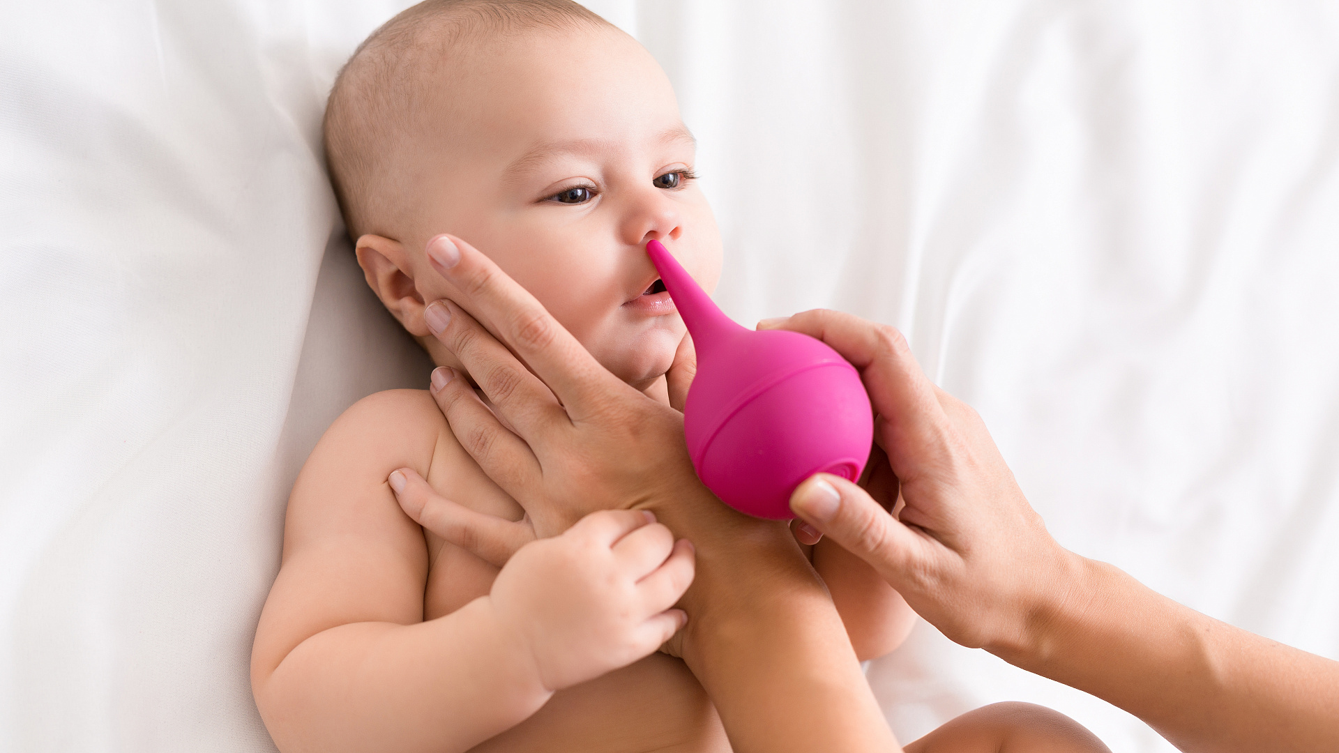 Аспиратор — помощник в борьбе с насморком у ребенка