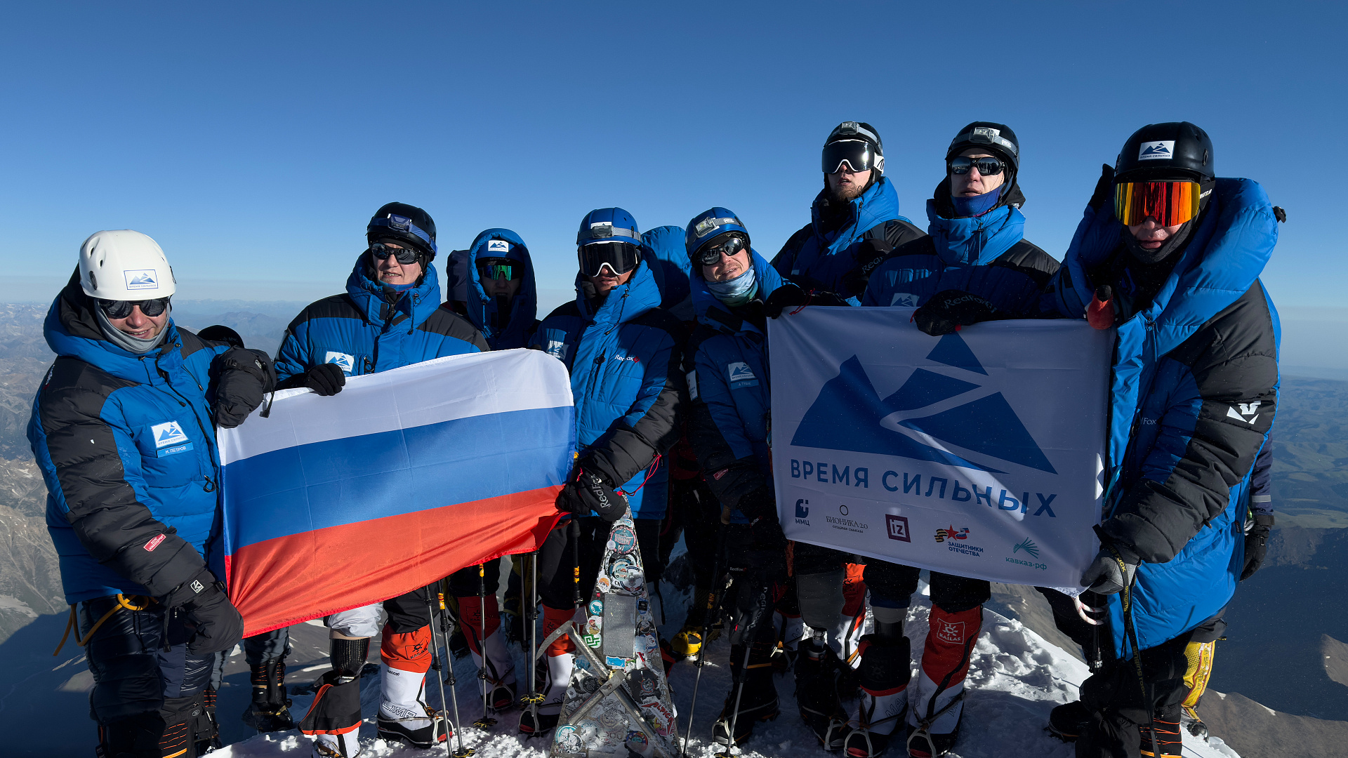 Проект «Время сильных»: впервые в мире группа ветеранов на протезах ног поднялась на пик Эльбруса